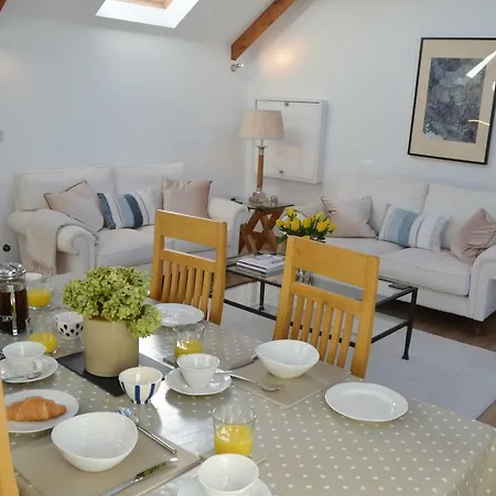 Tremodrett House Barn Holiday home *